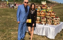На Тернопільщині за сприяння аграрія Петра Гадза «Свято у старому замку» відзначили з 500-кілограмовим короваєм (фото)