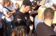 Под Радой протестуют пациенты, которым необходимо лечение за рубежом: произошла потасовка (видео)