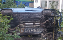 В Киеве водитель на бешеной скорости сбил насмерть женщину и уснул в кустах - СМИ (фото)