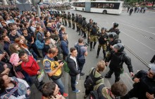 На митинге в Петербурге ОМОН разбил голову парню и запихал в автозак больного пенсионера