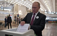 Путин оконфузился во время голосования за мэра Москвы: ему сопротивлялась урна для бюллетеней (видео)