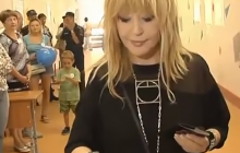 Пугачева в "черном" образе удивила поведением на выборах в Москве (фото, видео)