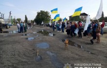 На Харьковщине между местными жителями и неизвестными в балаклавах произошла драка со стрельбой, пострадал полицейский (фото)