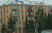 У російському Красноярську дах будинку застелили передвиборними банерами (фото)