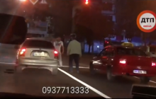 В Киеве водители устроили жесткую драку прямо посреди дороги (видео)