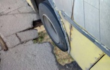 Портал у невідоме: у Запоріжжі маршрутка застрягла у наскрізній дірі на мосту (фото)