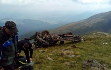 На Закарпатті двоє туристів зірвалися на позашляховику в ущелину і загинули (фото)