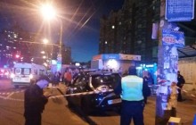 У Києві таксист влетів у зупинку: поліція підозрює його у вживанні наркотиків (фото)