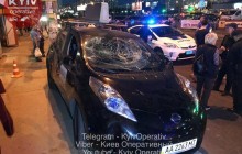У Києві очевидці розгромили таксі, яке влетіло в зупинку з людьми (відео)