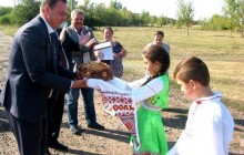 На Харківщині чиновники зі стрічкою та короваєм відкрили зупинки та сміттєві баки (фото, відео)