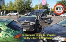 Микроавтобус всмятку: в центре Киева произошла масштабная авария с 5 автомобилями (видео)