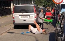 У Києві автомобіль збив батька з дитиною