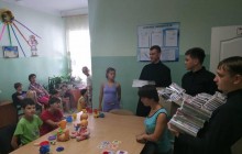Семінаристи передали вихованцям Одеського будинку-інтернату для дітей інвалідів набори для малювання