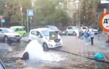 В Киеве возле ГПУ забил "гейзер" из канализационного люка (видео)