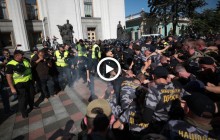 Димові шашки, петарди та четверо поранених: як активісти намагалися взяти штурмом Верховну Раду (відео)