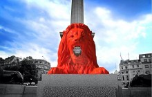 В центре Лондона установили яркого "умного" льва, зачитывающего стихи прохожим (видео)