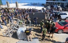 На Ланжероне произошли стычки между полицией и активистами, сносившими забор на стройплощадке (фоторепортаж)