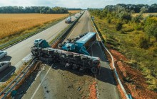 На Київщині молоковоз врізався у фуру з яблуками, що пролежала два дні на дорозі (фото)