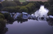 У США впав у річку вантажний потяг (відео)