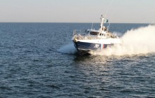 Катер РФ осуществил провокацию во время захода украинских кораблей в порт Мариуполя (фоторепортаж)