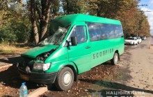 В Кривом Роге маршрутка врезалась в дерево, пострадали 10 человек (фото)