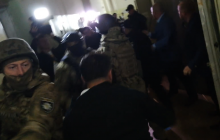 В больнице, где находится подозреваемый в покушении на Михайлика, произошли столкновения (видео)