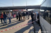 В Киеве двое пьяных мужчин с «травматами» устроили разборки в маршрутке (фото)