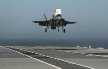 Два пилота катапультировались во время посадки на авианосец США