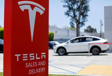 Украинец при помощи старых Tesla борется с блекаутом: FT рассказало об уникальной идее