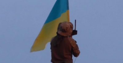 Волонтеры показали, как бойцы установили флаг Украины на Донбассе перед носом террористов (видео)