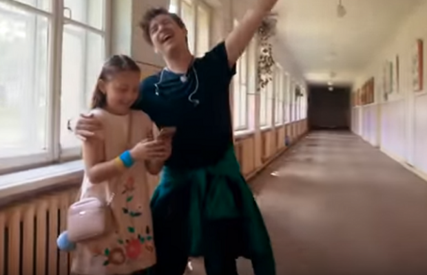 Поздравление с Днем знаний: группа Pianoбой  выпустила клип, снятый на школьной линейке (видео)