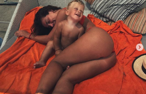 "Можно увидеть, откуда он на свет появился": экс-"виагру" раскритиковали за вульгарное фото с сыном