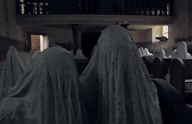 В Чехии туристы массово посещают старинную церковь, которую художники "населили" духами (видео)