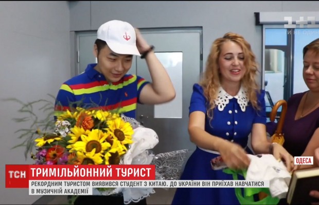 В Одесі урочисто зустріли ювілейного тримільйонного туриста (відео)