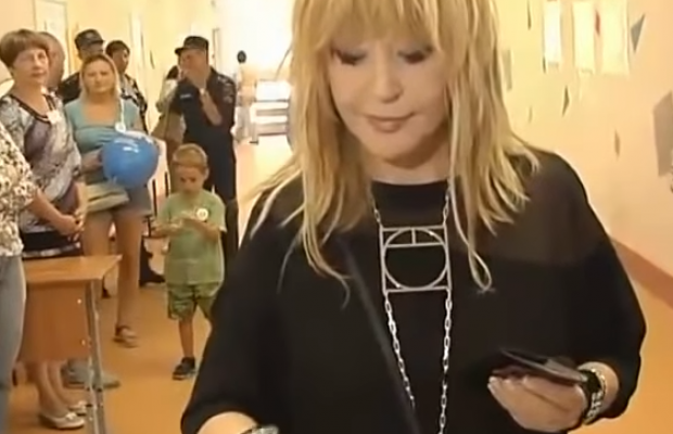 Пугачева в "черном" образе удивила поведением на выборах в Москве (фото, видео)