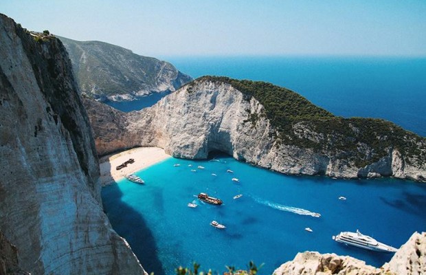 На популярном среди туристов острове в Греции на головы пляжников сползла огромная каменная глыба (видео)