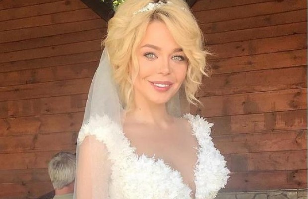 Сбежавшая в РФ украинская певица заинтриговала снимком в свадебном платье (фото)