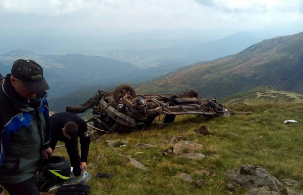 На Закарпатье двое туристов сорвались на внедорожнике в ущелье и погибли (фото)