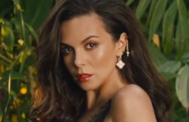 Декольте і тропіки: Настя Каменських заінтригувала мережу тизером нового кліпу (відео)