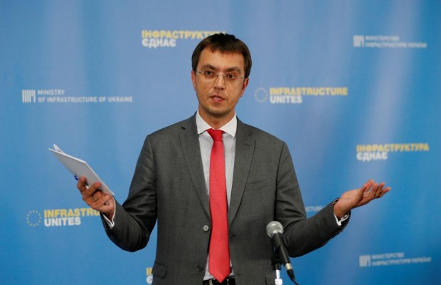 Омелян прокоментував закриття авіарейсу Київ-Ужгород через два місяці після запуску