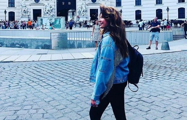 Дружина Монатіка поділилася спокусливими пляжними знімками в купальнику (фото)