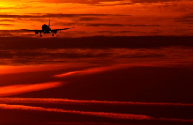 Первые неудобства военного положения: болгарская авиакомпания приостановила рейсы в Украину