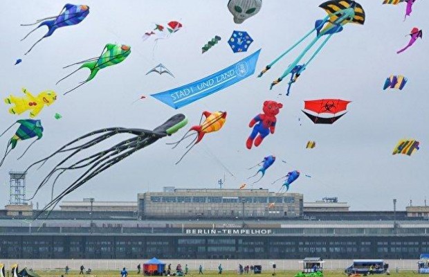 Летучие рыбы и пришельцы в небе: в Берлине прошел яркий фестиваль воздушных змеев (фото, видео)