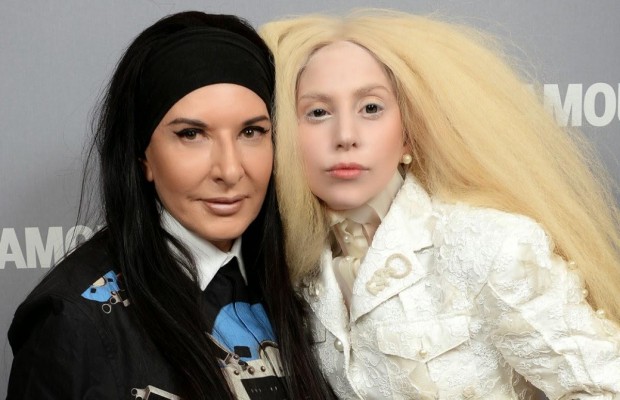 В Італії скандальну художницю Марину Абрамович вдарили по голові її портретом (відео)