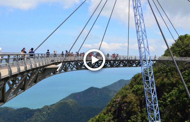 Похожие на гусениц, молекулу ДНК и погружен в воду: топ-5 удивительных пешеходных мостов мира (видео)