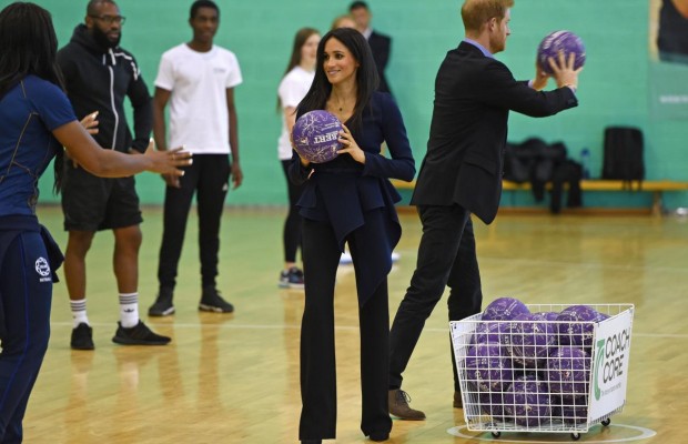 У спортзал на шпильках: Меган Маркл зіграла зі студентами в нетбол (фото, відео)