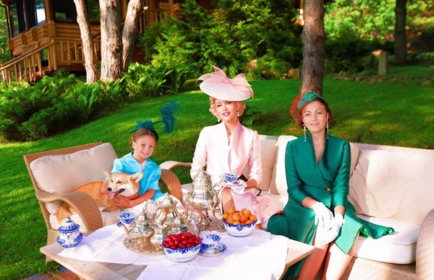 Українська співачка в образі Єлизавети II вигуляла кізок на повідку (фото)