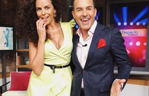 Глубокое декольте и обнаженные ноги: Настя Каменских предстала в откровенном наряде (фото)