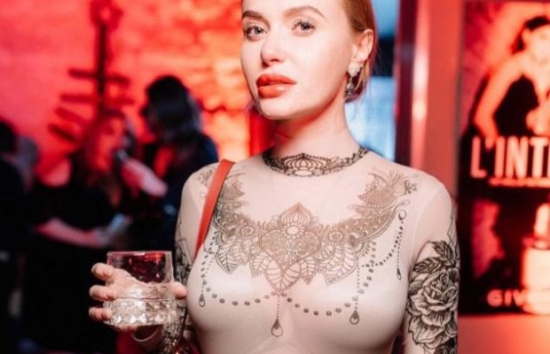 Слава з "НеАнгелів" вийшла у світ в "оголеному" вбранні (фото)