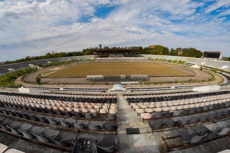 В сети показали "оккупированный" бурьяном стадион "Шахтер" в Донецке (фото)